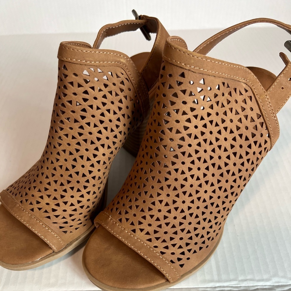 New Universal Thread heel with cut out leather design size 6W
